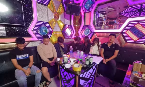 Góp tiền mua ma tuý, thuê phòng karaoke để 'bay lắc'