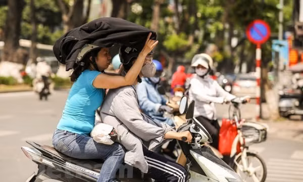 Đông Bắc Bộ nhiều mây, ngày có mưa vài nơi, đêm có mưa, mưa rào rải rác