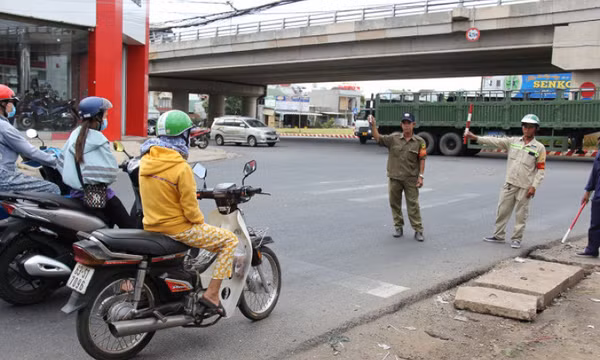 Biệt đội xe ôm ngăn tai nạn ở ngã tư “tử thần”