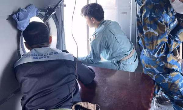 Thêm tàu chìm ở biển Phú Quý, đã vớt được 5 người, 2 người mất tích