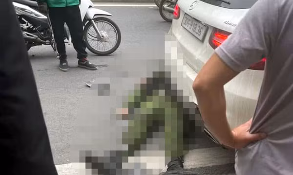 Bị nhắc đỗ ô tô không đúng, tài xế nhấn ga tông gục bảo vệ