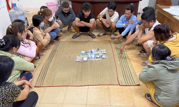 Nhóm nam nữ sát phạt trên chiếu bạc lúc đêm khuya