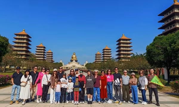 Vé máy bay nội địa cao ngất ngưởng, tour xuất ngoại 'cháy chỗ' dịp lễ 30/4