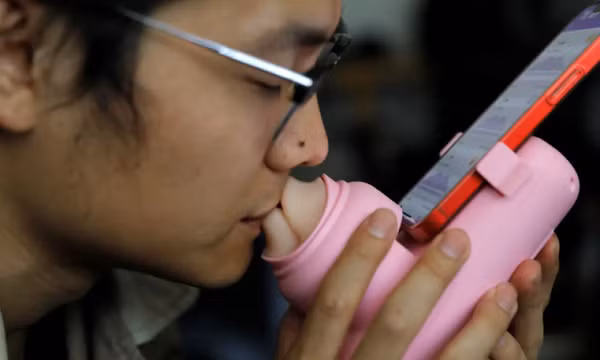 Phát minh mới: 'Máy hôn' cho... yêu xa