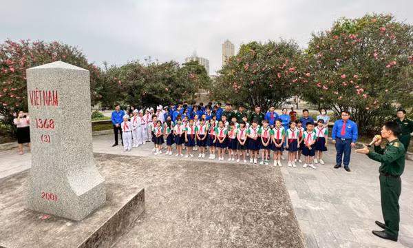 Móng Cái: Tổ chức lễ công nhận đoàn viên, đội viên tại cột mốc biên giới