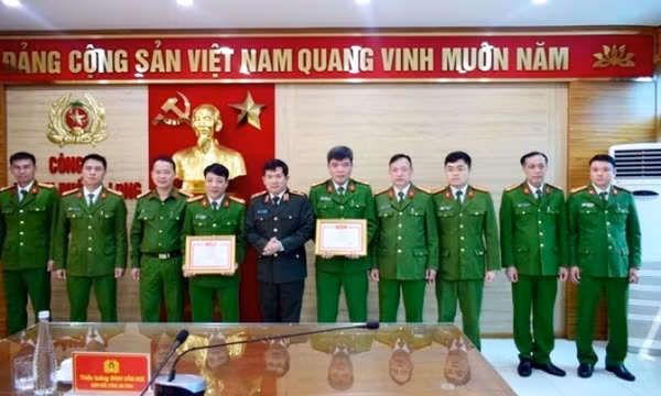 Giám đốc Công an tỉnh khen thưởng các tập thể phá án nhanh vụ huỷ hoại tài sản