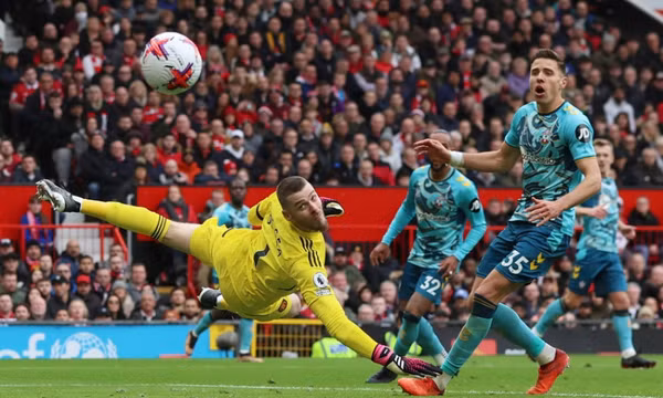 Casemiro nhận thẻ đỏ, MU chia điểm với đội bét bảng