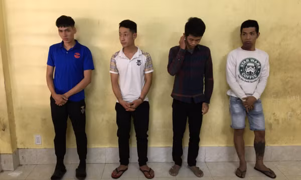 Che camera, dùng kìm cộng lực cắt khóa để trộm tài sản