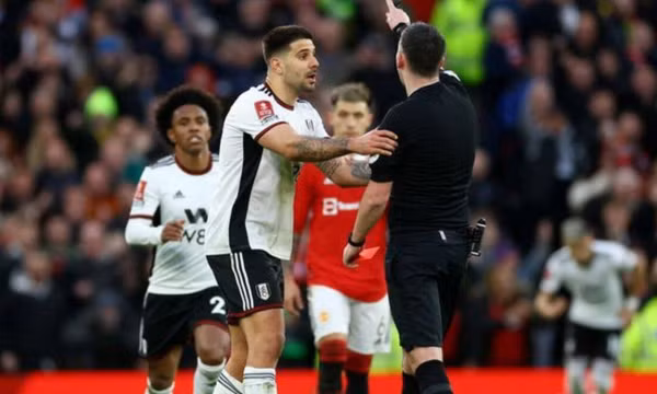 Mitrovic trả giá đắt sau khi làm loạn ở trận M.U 3-1 Fulham