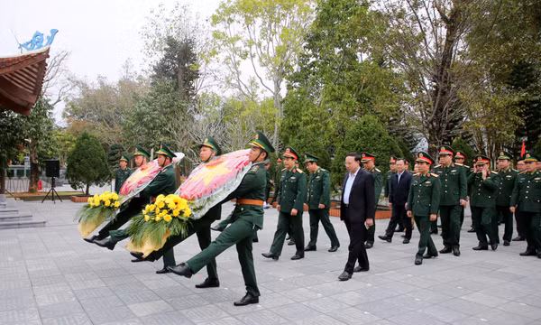 Bộ trưởng Bộ Quốc phòng thăm Đồn Biên phòng Pò Hèn và dâng hương tưởng niệm các Anh hùng liệt sĩ 