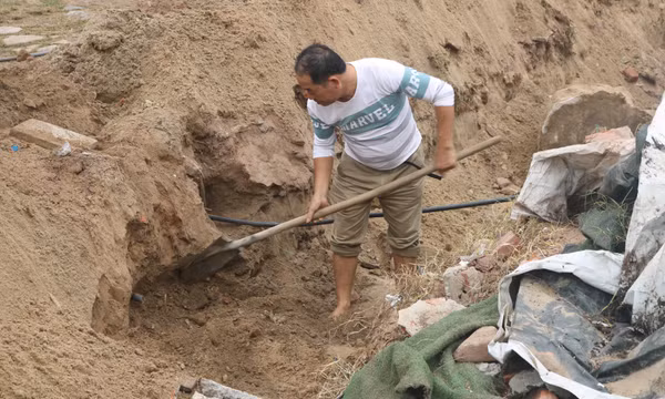 Tháo dỡ đường ống nước thải đấu nối trái phép vào hệ thống thoát nước mặt tại bãi biển Trà Cổ