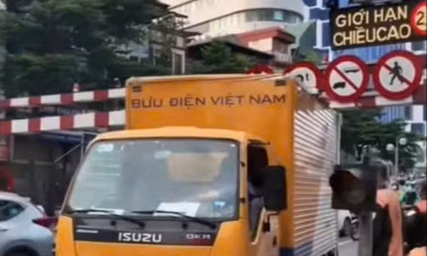 Xử phạt tài xế ô tô đi vào cầu vượt, mắc vào thanh giới hạn chiều cao