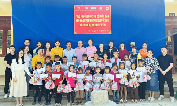 Tặng quà cho học sinh mồ côi, khuyết tật tại Tiên Yên