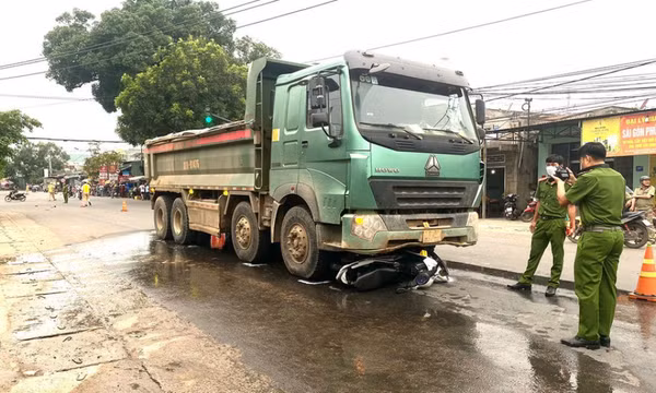 Va chạm với xe ben, người đàn ông bị cán tử vong