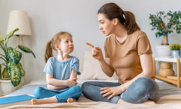Trẻ cãi lại khi bị bố mẹ mắng: Nên mừng hay lo?