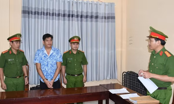 Bắt gã đàn ông làm nhục người khác