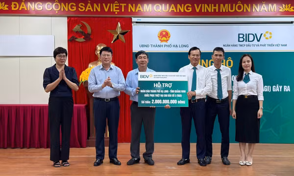 Trao hỗ trợ cho 83 hộ dân TP Hạ Long thiệt hại về nhà ở do bão số 3 