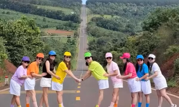 Công an Đắk Lắk thông tin về 9 phụ nữ dàn hàng ngang quay clip trên đường