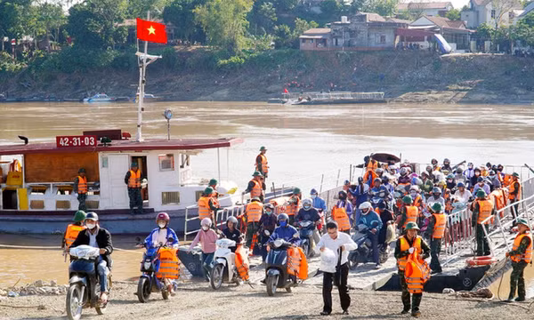 Tạm dừng lưu thông qua phà để chuẩn bị lắp lại cầu phao Phong Châu