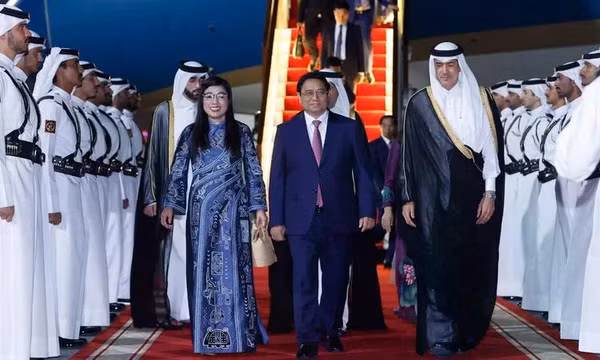 Thủ tướng Phạm Minh Chính tới Doha bắt đầu chuyến thăm chính thức Nhà nước Qatar