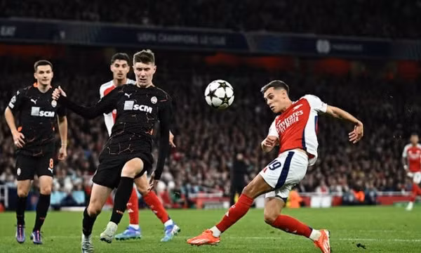 Arsenal thắng nhờ bàn phản lưới ở Champions League