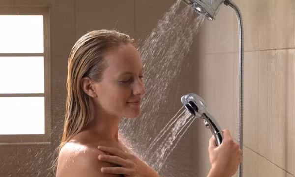 Những điều chớ phạm phải khi tắm kẻo cảm lạnh, đột tử