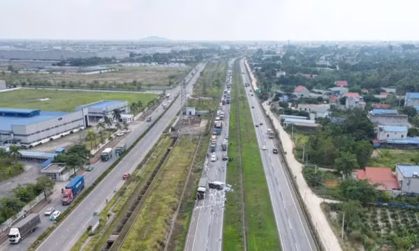 Xe tải mất lái, lật chắn ngang cao tốc Hà Nội - Thái Nguyên