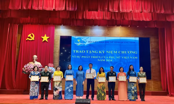 Biểu dương nữ cán bộ, đoàn viên công đoàn, cán bộ Hội LHPN tiêu biểu