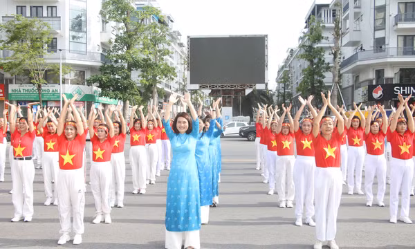 Trên 1.300 phụ nữ Hạ Long trình diễn “Vũ điệu bên bờ di sản”