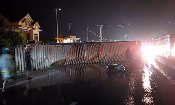 Container gặp nạn, lật nghiêng trên Quốc lộ 1A