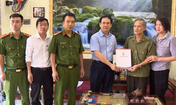 Hiệp hội PCCC và CNCH Việt Nam thăm gia đình chiến sĩ hy sinh khi làm nhiệm vụ phòng chống bão