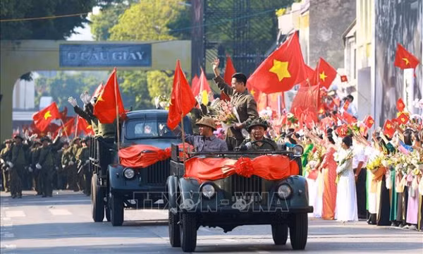 Xúc động màn thực cảnh tái hiện thời khắc lịch sử 'Ngày về chiến thắng'