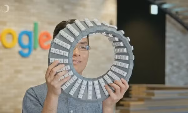 Bàn phím hai mặt vô cực của Google