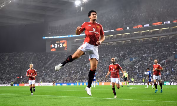 Maguire cứu Man Utd thoát thua