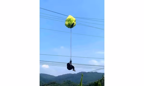 Người đàn ông nhảy dù vướng vào dây điện