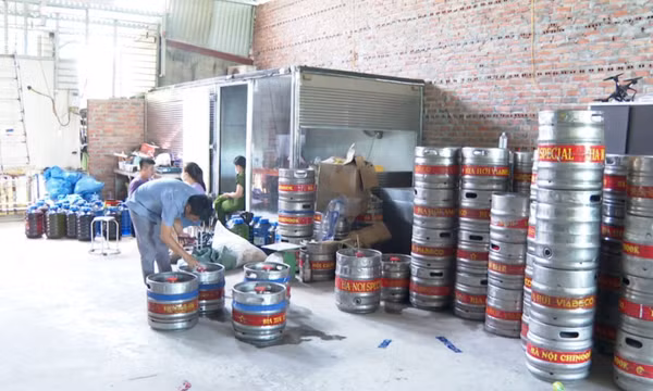 Khởi tố đối tượng sản xuất, buôn bán bia Hà Nội giả