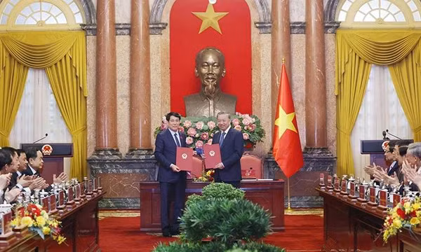 Bàn giao công tác giữa Tổng Bí thư Tô Lâm và Chủ tịch nước Lương Cường