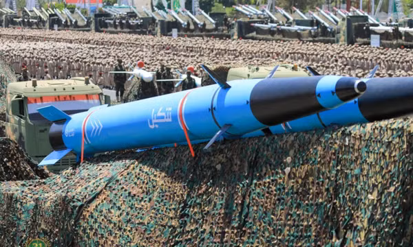Houthi tuyên bố bắn 11 tên lửa đạn đạo vào 'tàu dầu Mỹ'