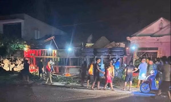 Xe container mất lái đâm hỏng 4 nhà dân