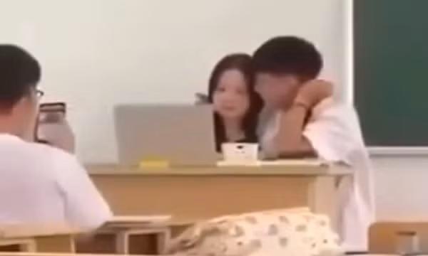 Vụ nam sinh 'thân mật': Sở GD&ĐT Hà Nội nói cô giáo 'hòa đồng nhưng thiếu nghiệp vụ sư phạm'