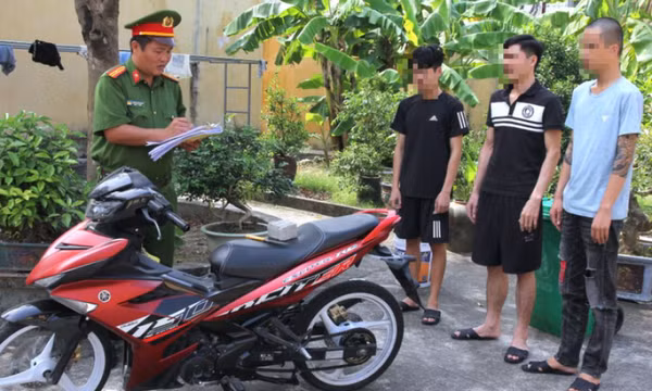 Khởi tố nhóm cầm dao đe dọa dân, đâm trọng thương công an