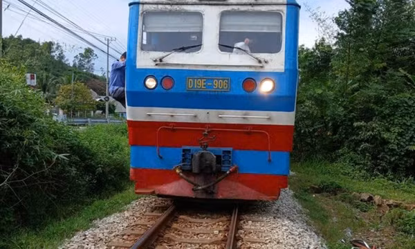 Bị tàu đâm tử vong khi băng qua đường ray