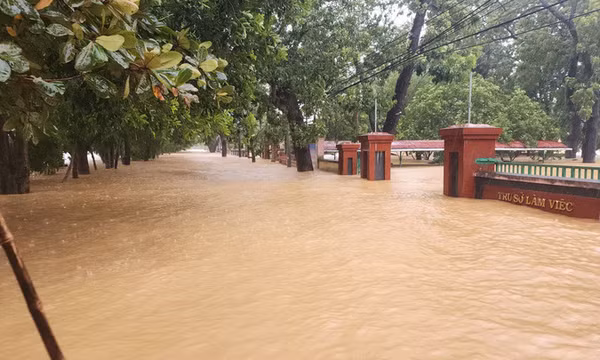 Lật thuyền khi mang tài sản đi tránh lũ, người đàn ông mất tích