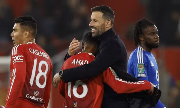 Ruud van Nistelrooy muốn ở lại Manchester United