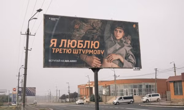 Lữ đoàn Ukraine thu hút tân binh bằng ảnh người mẫu nữ