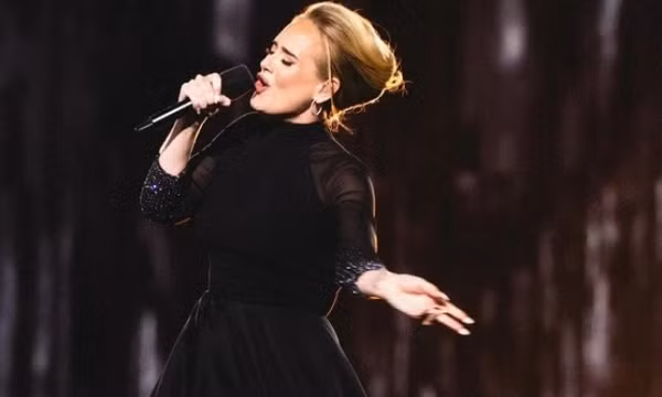 Adele bị điếc tạm thời