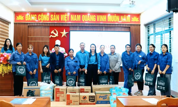 LĐLĐ huyện Vân Đồn trao 160 suất quà hỗ trợ cho đoàn viên bị thiệt hại do bão số 3 