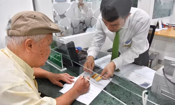 Ngân hàng Nhà nước nói gì về việc người dân khó mua vàng?