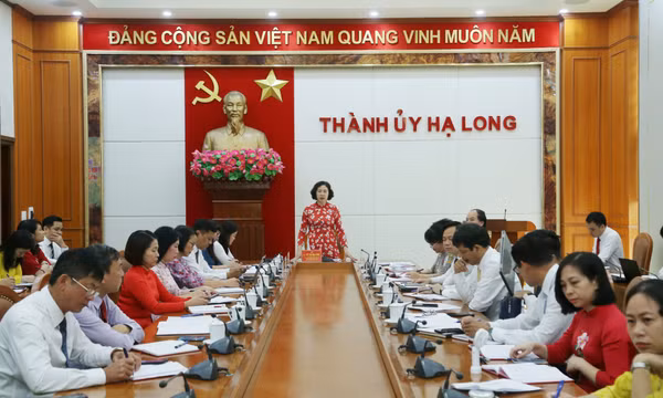 Đảng ủy Cơ quan Thành ủy Hạ Long sinh hoạt chuyên đề “Chi bộ 35”