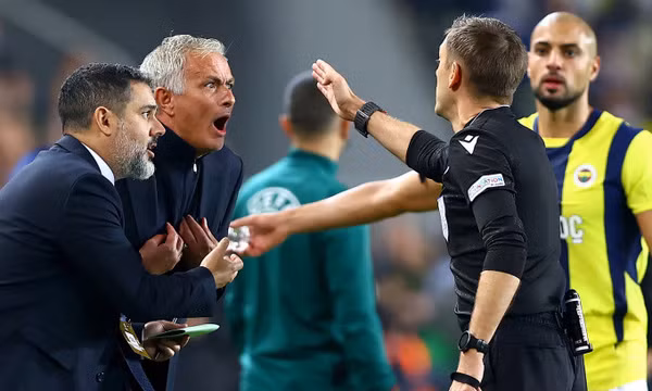 Man Utd hòa Fenerbahce khi Mourinho bị đuổi